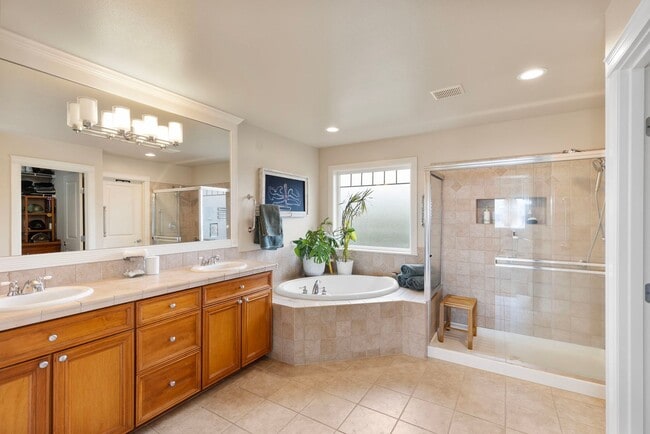 Building Photo - Renovated VIEW Kingston Home Near Ferry fo...