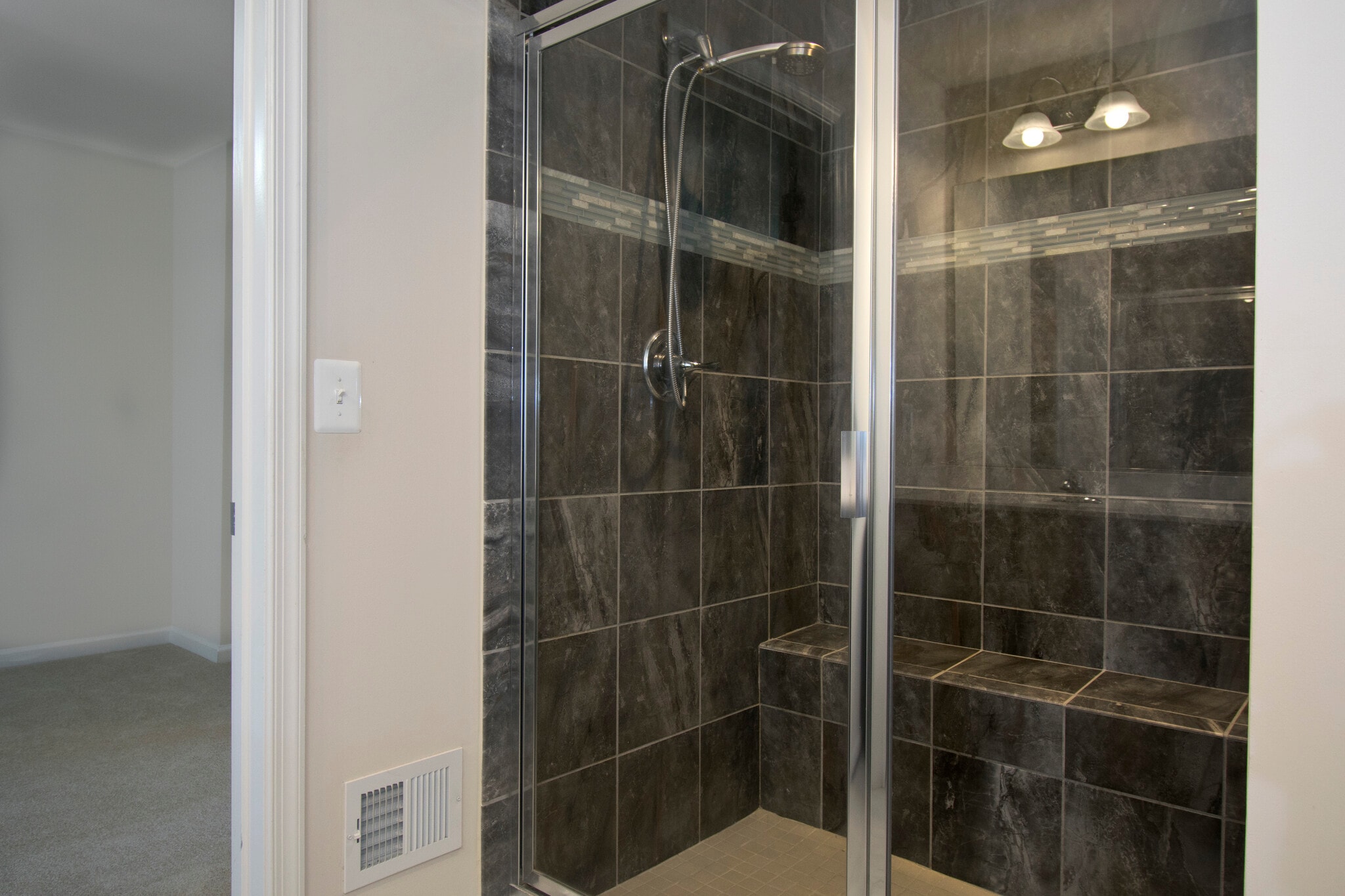 Large Shower with Bench - 105 Gristmill Ct
