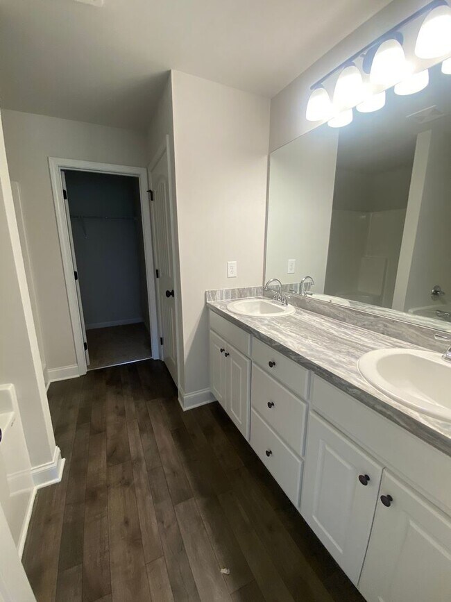 Building Photo - Spacious 4-Bedroom Home Near Victoria Brya...