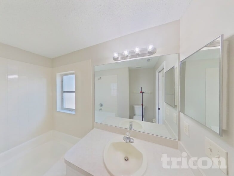 Building Photo - 4726 Bloom Dr