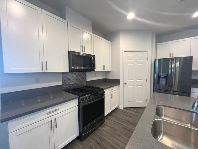 Building Photo - Single-story 1326 sq ft, townhome built in 2019 w/3 bed, 2 bath & spacious attached 2-car garage ...