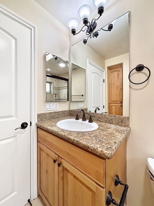 Building Photo - Stunning 4BD/3.5BA Townhouse in Pacific Be...