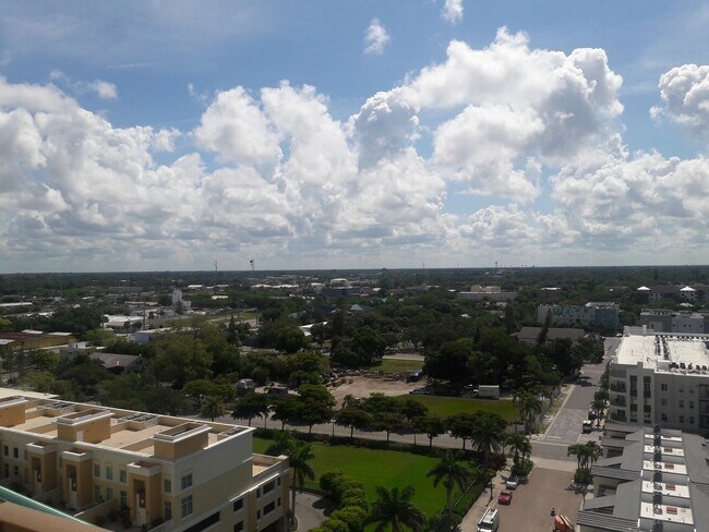 Building Photo - DOWNTOWN SARASOTA ANNUAL TURNKEY FURNISHED...