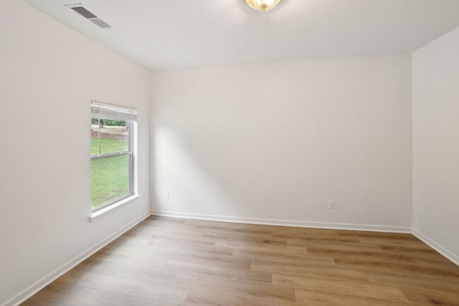 Building Photo - 5 Bed 3 Bath in Jonesboro!