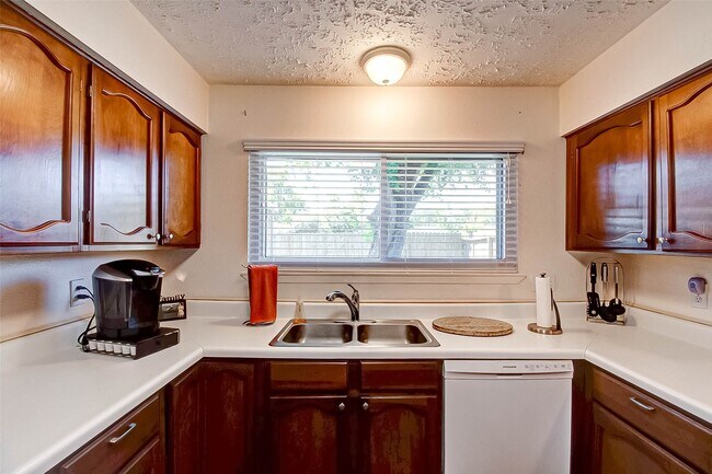 Building Photo - 7211 Skylight Ln