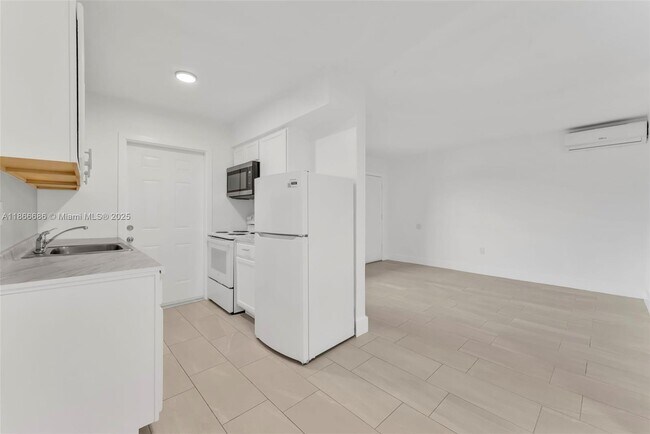 Building Photo - 310 NE 78th St