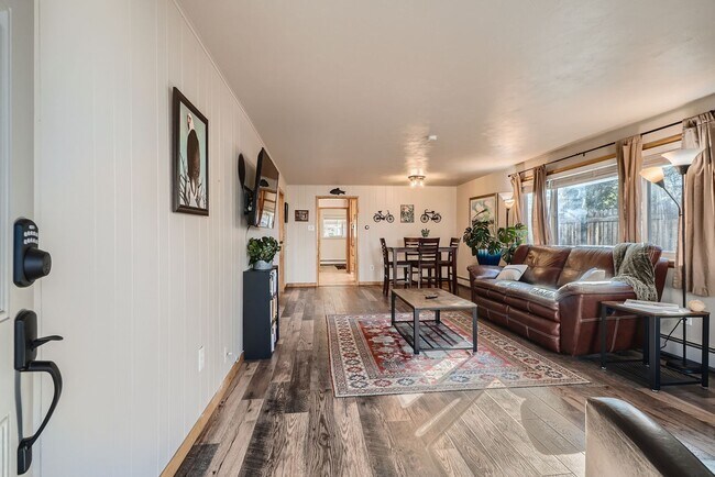Building Photo - AVAILABLE NOW, LARGE YARD AND DETACHED 2 CAR GARAGE, UPDATED FLOORS AND BATH, $0 DEPOSIT OPTIONS!