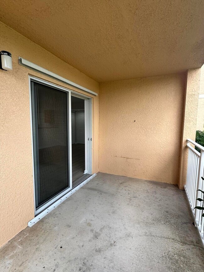 Building Photo - 261 SW Palm Dr