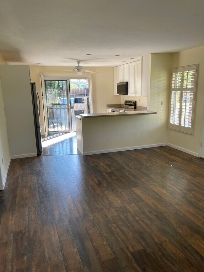 Building Photo - 8299 Echo Dell Rd