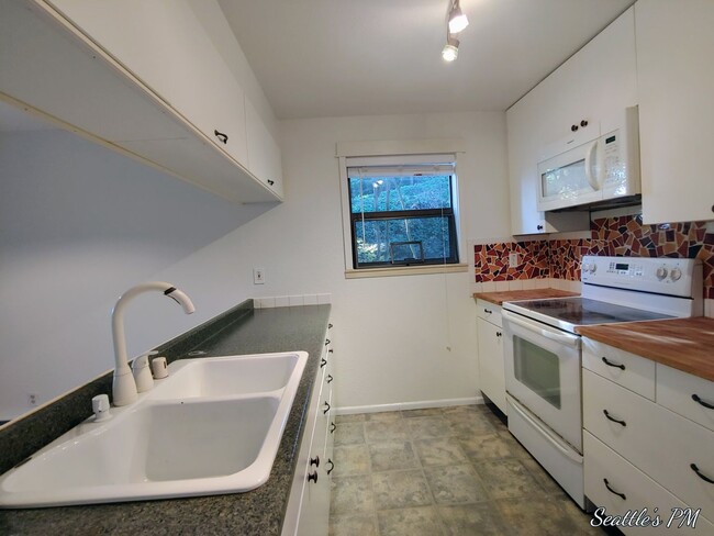 Building Photo - 2 Bedroom 2 Bathroom Ground Floor Condo- w...