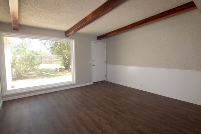 Building Photo - Cute 3 bed 1 bath Large Back Yard
