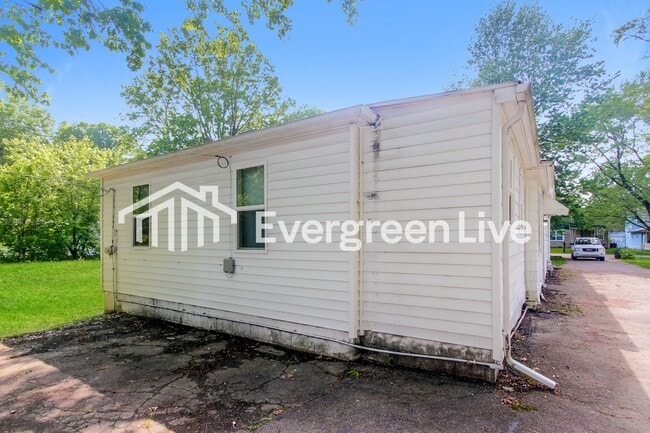 Building Photo - 3641 N Sadlier Dr