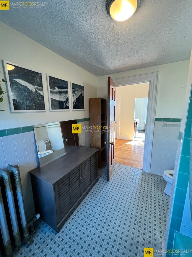 Building Photo - 465 Park Dr