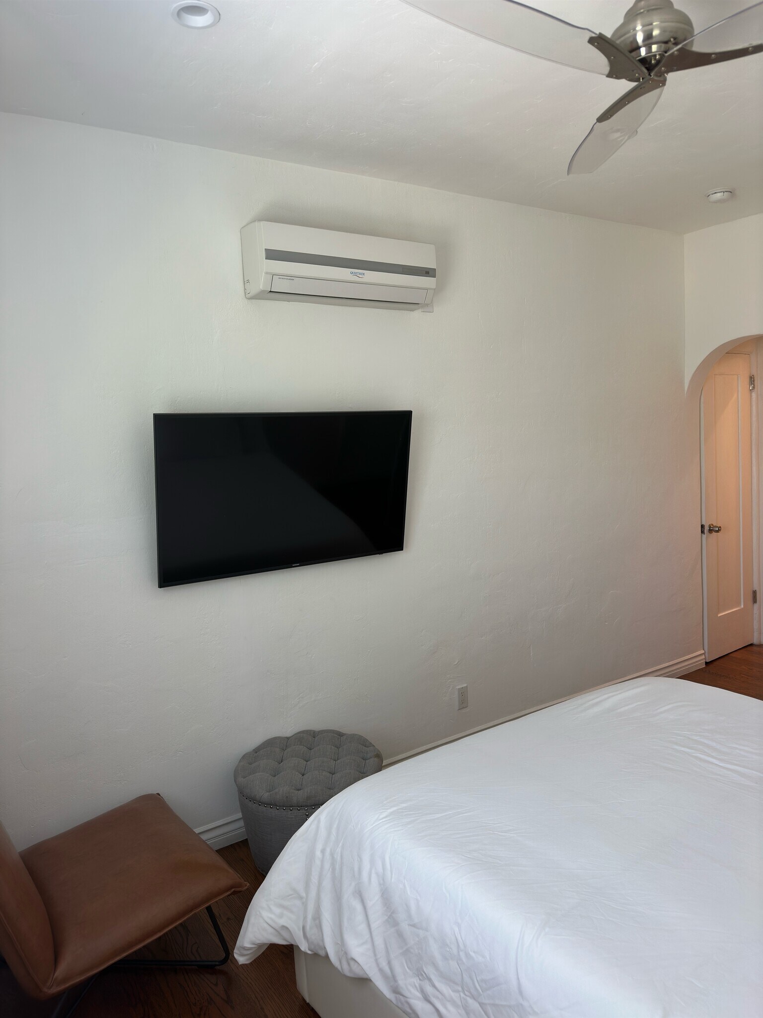 Building Photo - 1416 S Crest Dr