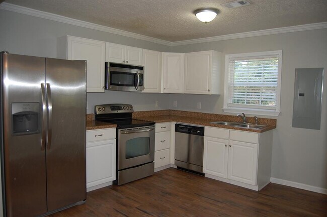 Building Photo - 111 Smallridge St