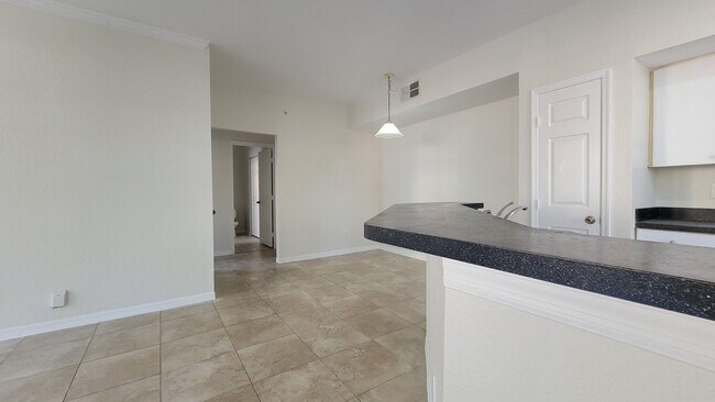 Building Photo - 2/2 First Floor Condo in Azur at Metrowest