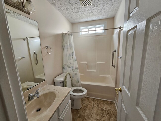 Building Photo - Beautiful 3 bedroom, 2 bath duplex with two car garage. - NO PETS