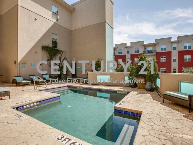 Building Photo - Fantastic Second Floor 1/1.5 Bedroom Condo...