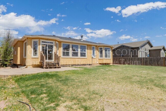 Building Photo - 3305 Hollycrest Dr