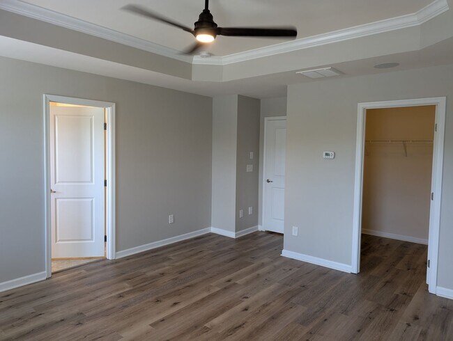 Building Photo - Move-in ready, Townhome Located in the Cit...