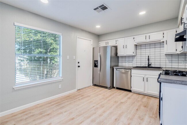 Building Photo - 13808 Lothian Dr