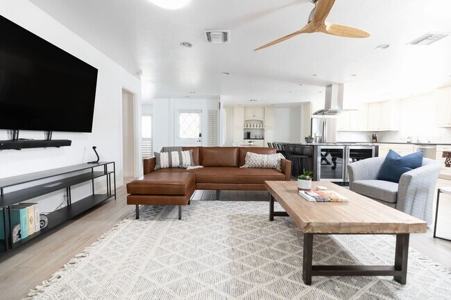 Building Photo - 2199 Sq Ft 4 bedroom 2 bath with Pool & Pool Table - Under Market Rate!