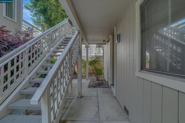 Building Photo - 2725 Oak Rd