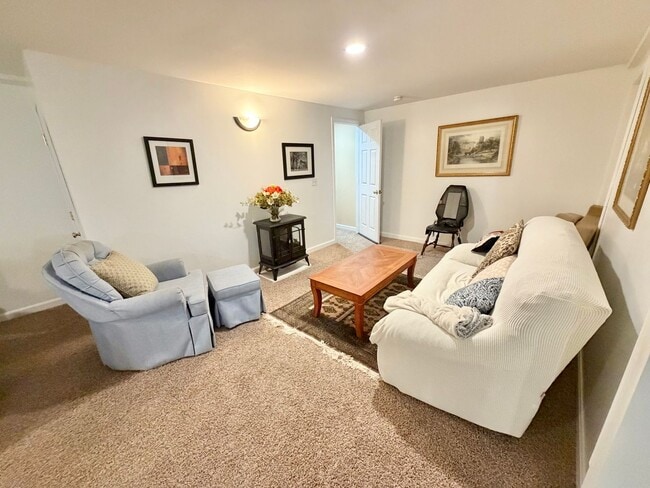 Building Photo - 4 Bedroom Home in South Burlington VT Available 4/1!