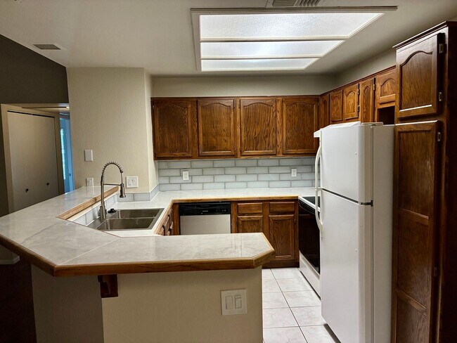 Building Photo - 1ST FULL MONTHS RENT FREE!!! AFFORDABLE UNIT IN NORTH PHOENIX!!!