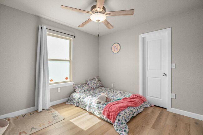Building Photo - Modern Living: Spacious 5 Bed, 2 Bath Home...