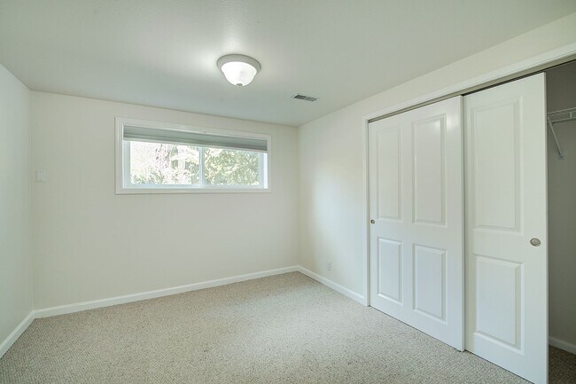 Building Photo - 5Bd/2.25Ba Kirkland Home