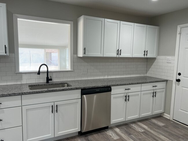Building Photo - 3 Bedroom Beautifully updated Ranch