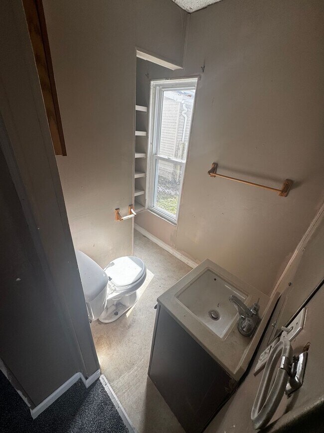 Building Photo - 3 bed/ 1.5 Bath