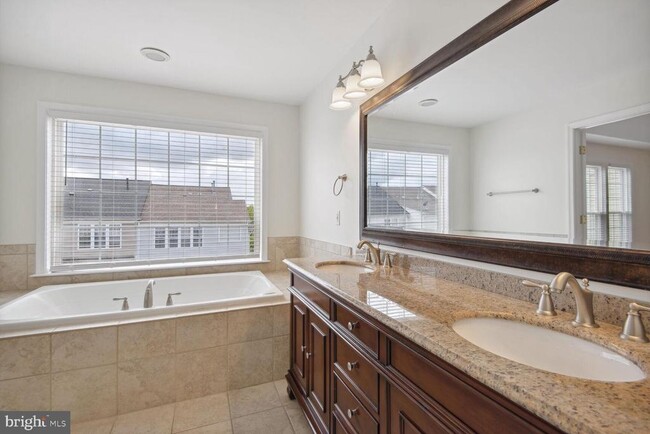 Building Photo - 15041 Clementine Way