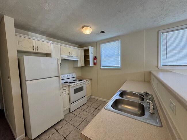 Building Photo - 5981 Peco Ln