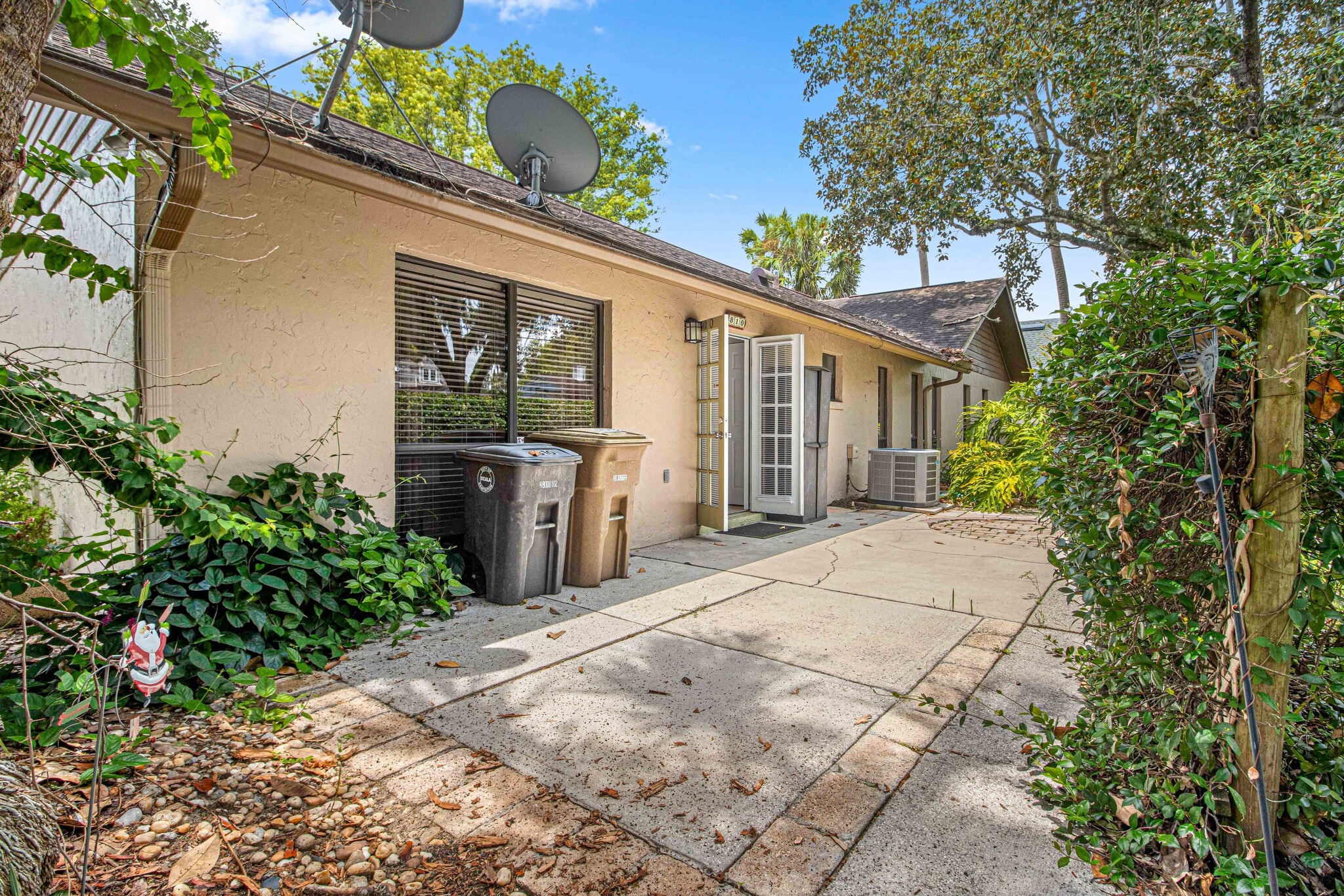 Building Photo - 810 SE 2nd St