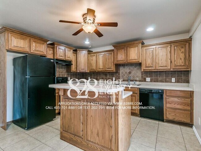 Building Photo - Spacious 2 Bed/1.5 Bath Norman Townhome Du...