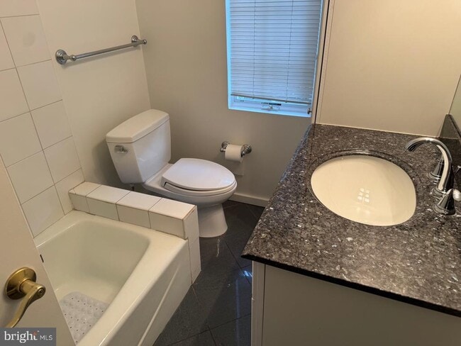 Building Photo - 4920 Butterworth Pl NW