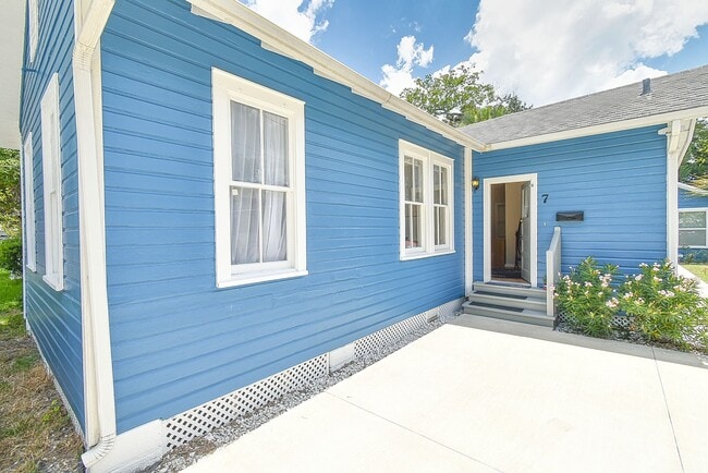 Building Photo - 7 Dupont Ln