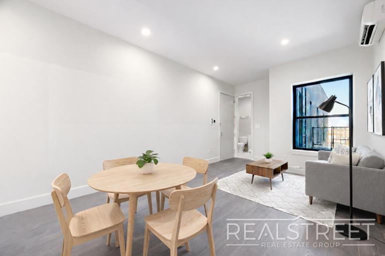 Building Photo - New Modern 2 Bed w Full Amenities + Dishwasher/Laundry/Garden