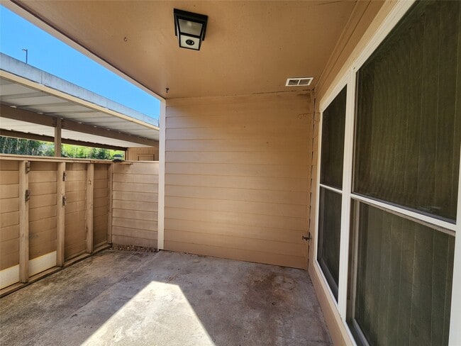 Building Photo - 17742 Kings Park Ln