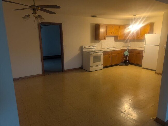 Building Photo - 3 Main St