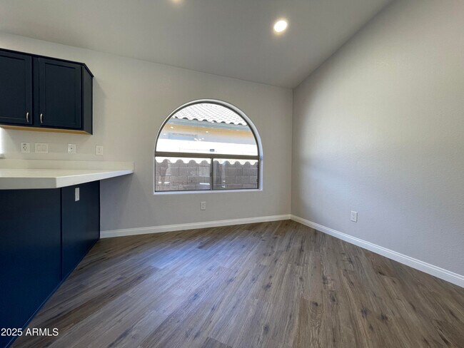 Building Photo - 841 E Lovegrass Dr