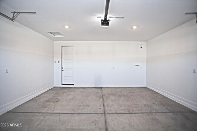 Building Photo - 1535 W Corral Rd