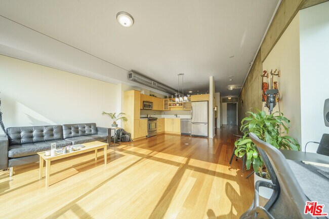 Building Photo - 1100 S Hope St