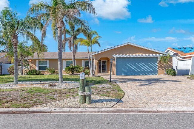 Primary Photo - 1012 Spindle Palm Way