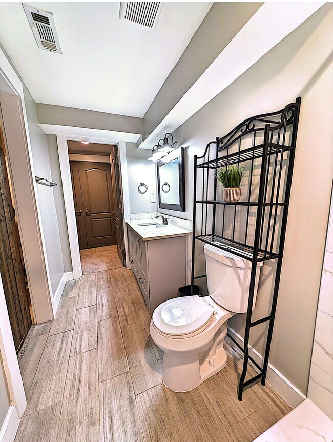 Building Photo - Stylish & Convenient Atlanta Room: All-Inclusive Living!