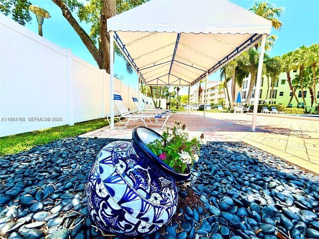 Building Photo - 3351 S Palm Aire Dr