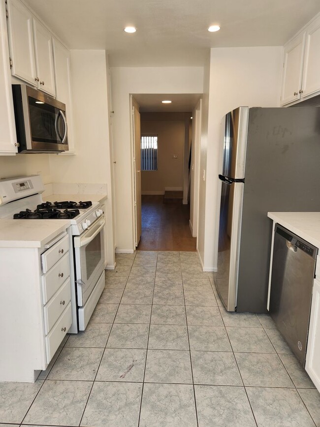 Building Photo - 3bed/2.5bath + Garage Townhome in Tarzana-...