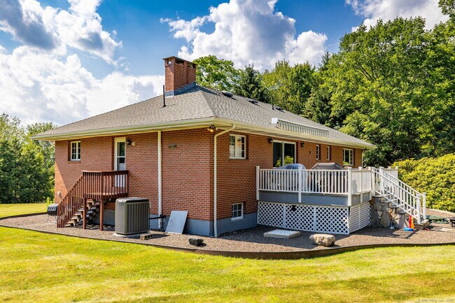 Building Photo - 428 Maple St